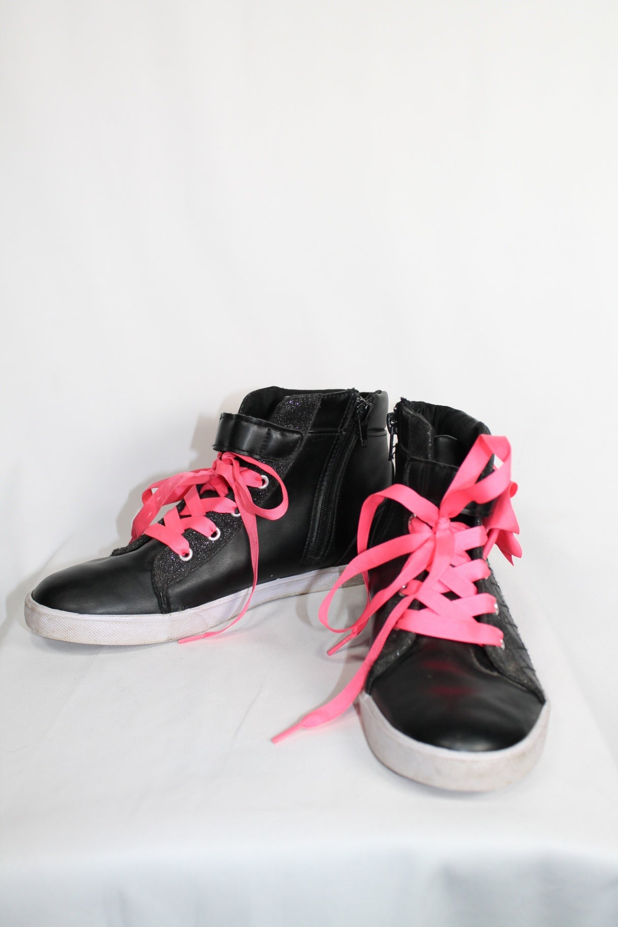 4K JoJo Sneakers - Black w/Pink Laces