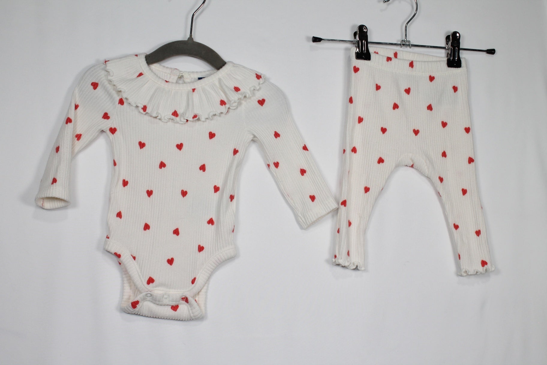 3-6m Old Navy 2-Piece Set: Shirt and Pants - White w/Hearts
