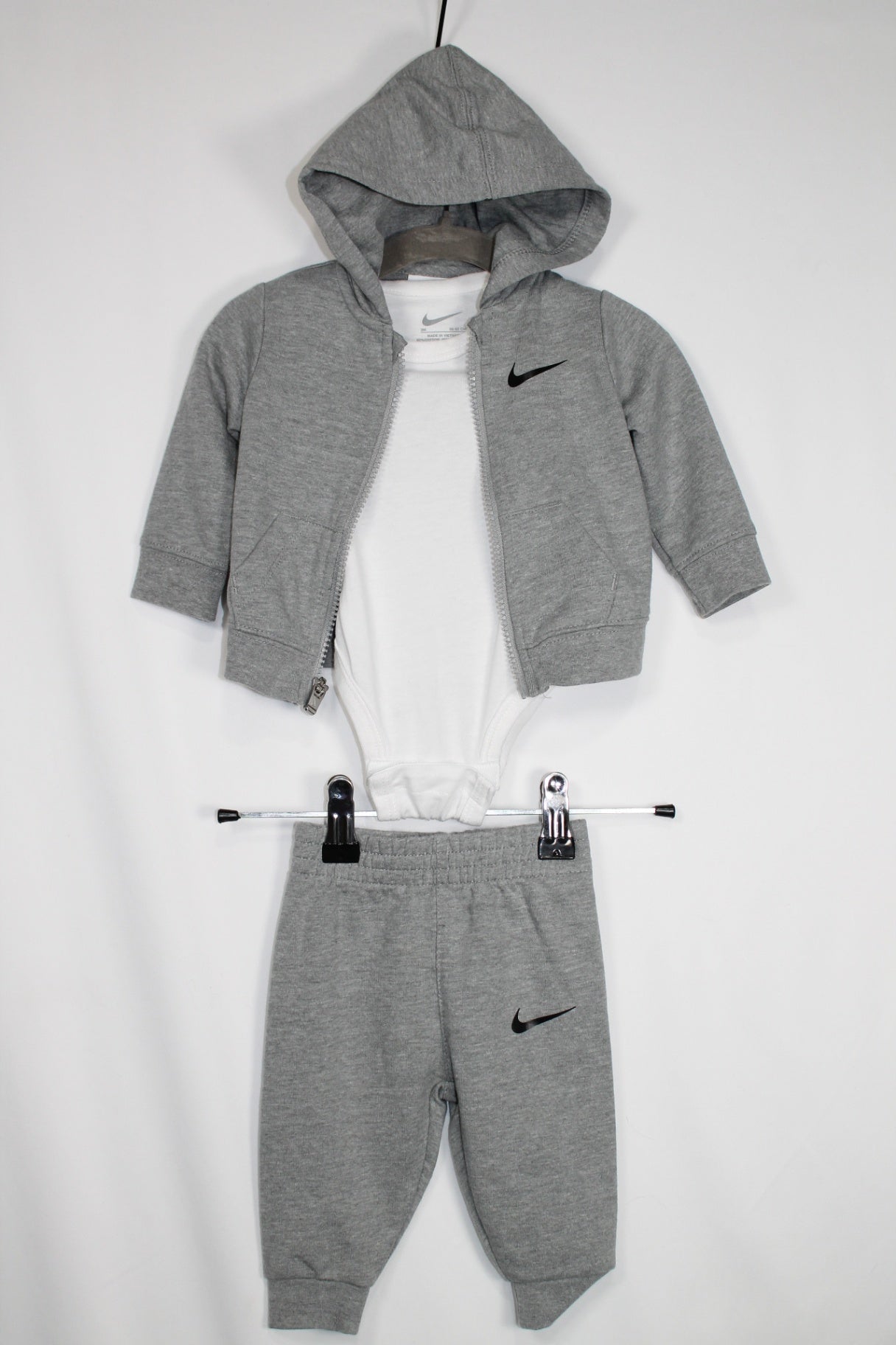 0-3m Nike 3-Piece Set: Hoodie, Bodysuit and Pants - Grey and White