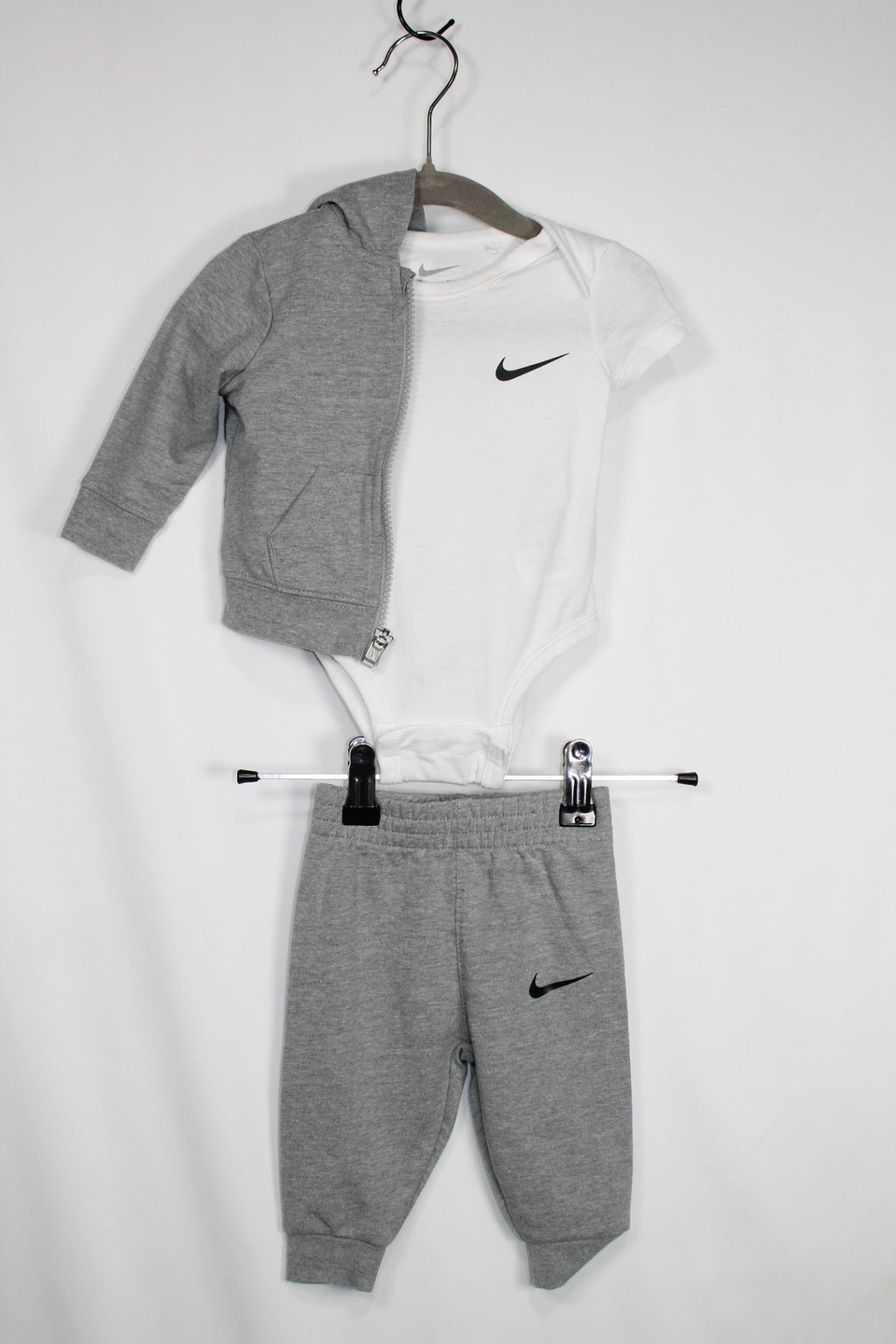 0-3m Nike 3-Piece Set: Hoodie, Bodysuit and Pants - Grey and White