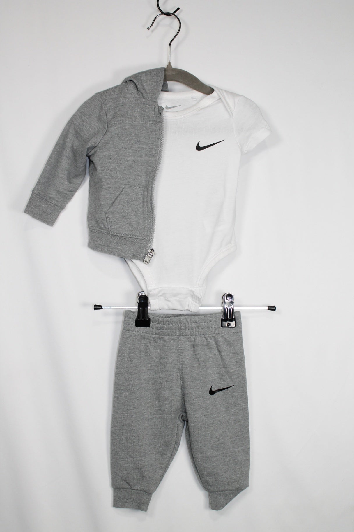 0-3m Nike 3-Piece Set: Hoodie, Bodysuit and Pants - Grey and White