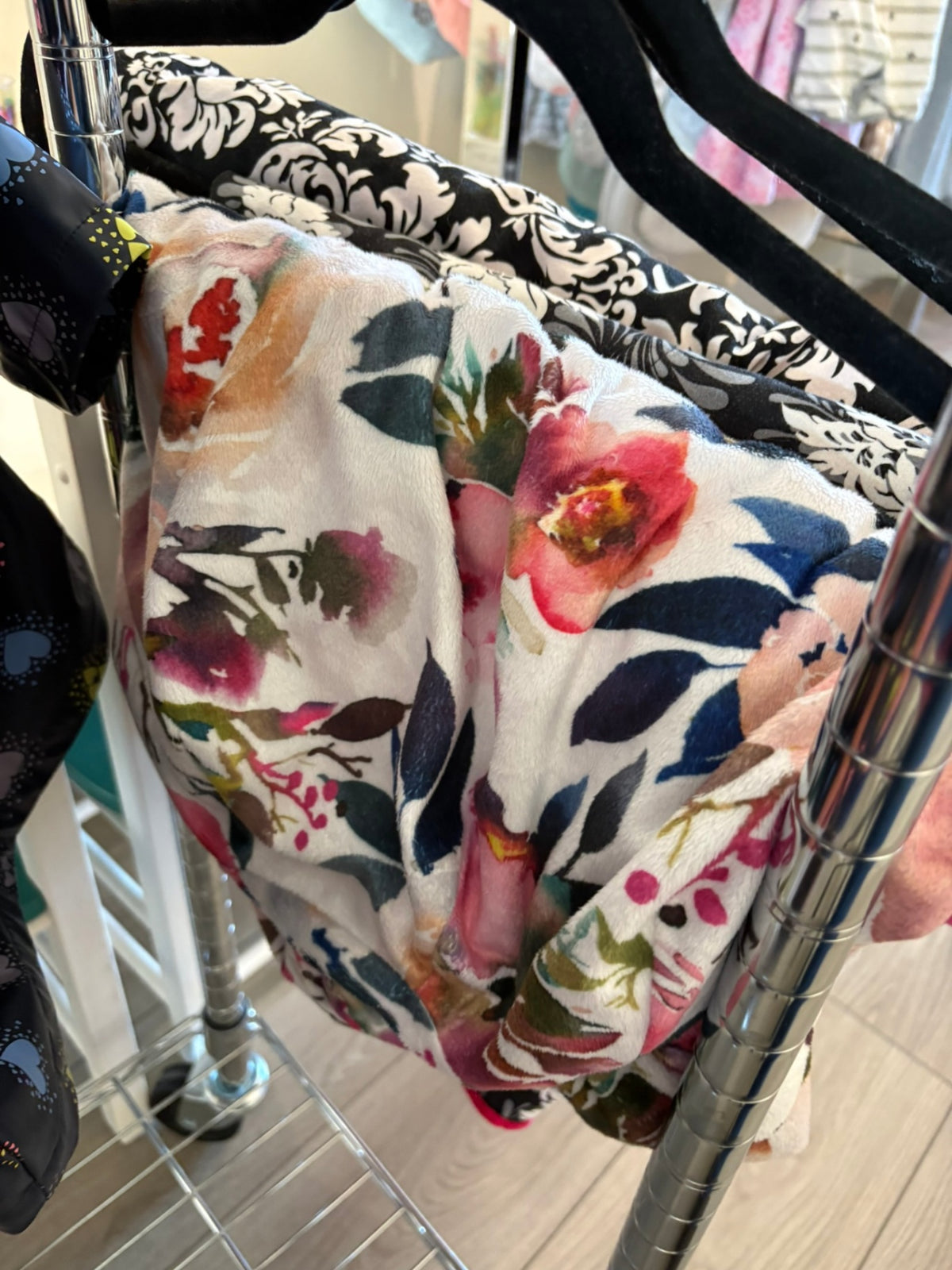 O/S TBD Carseat Cover - White Floral